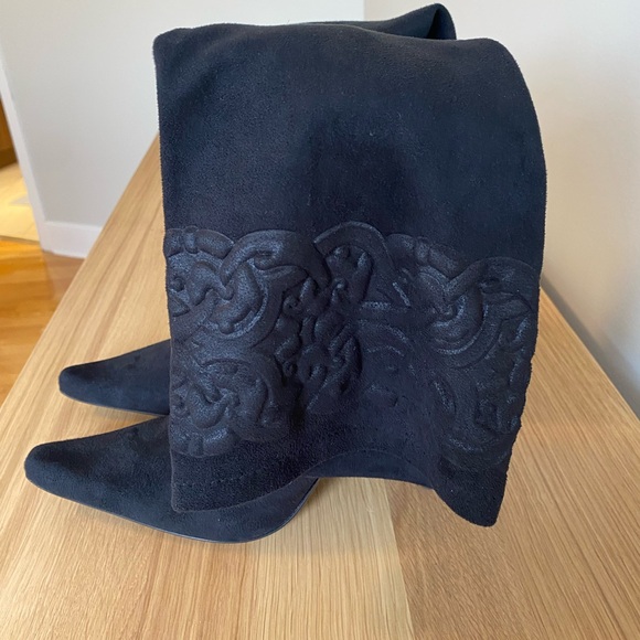 Gorgeous black suede Donald J Pliner pull on boots - Picture 3 of 11